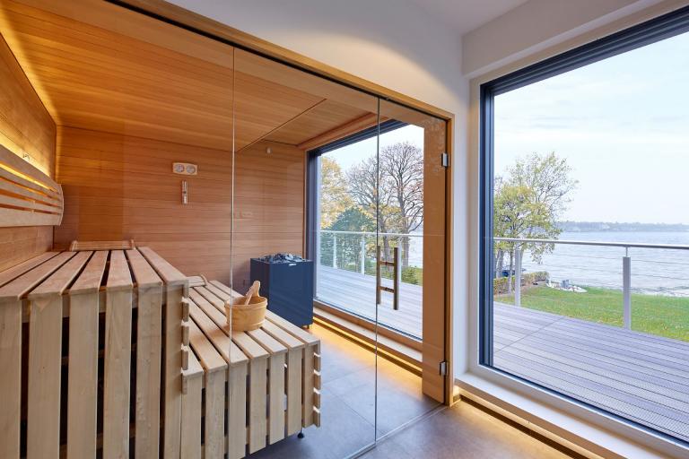 große Sauna im Wellnessbereich mit Panoramafenstern zur Ostsee