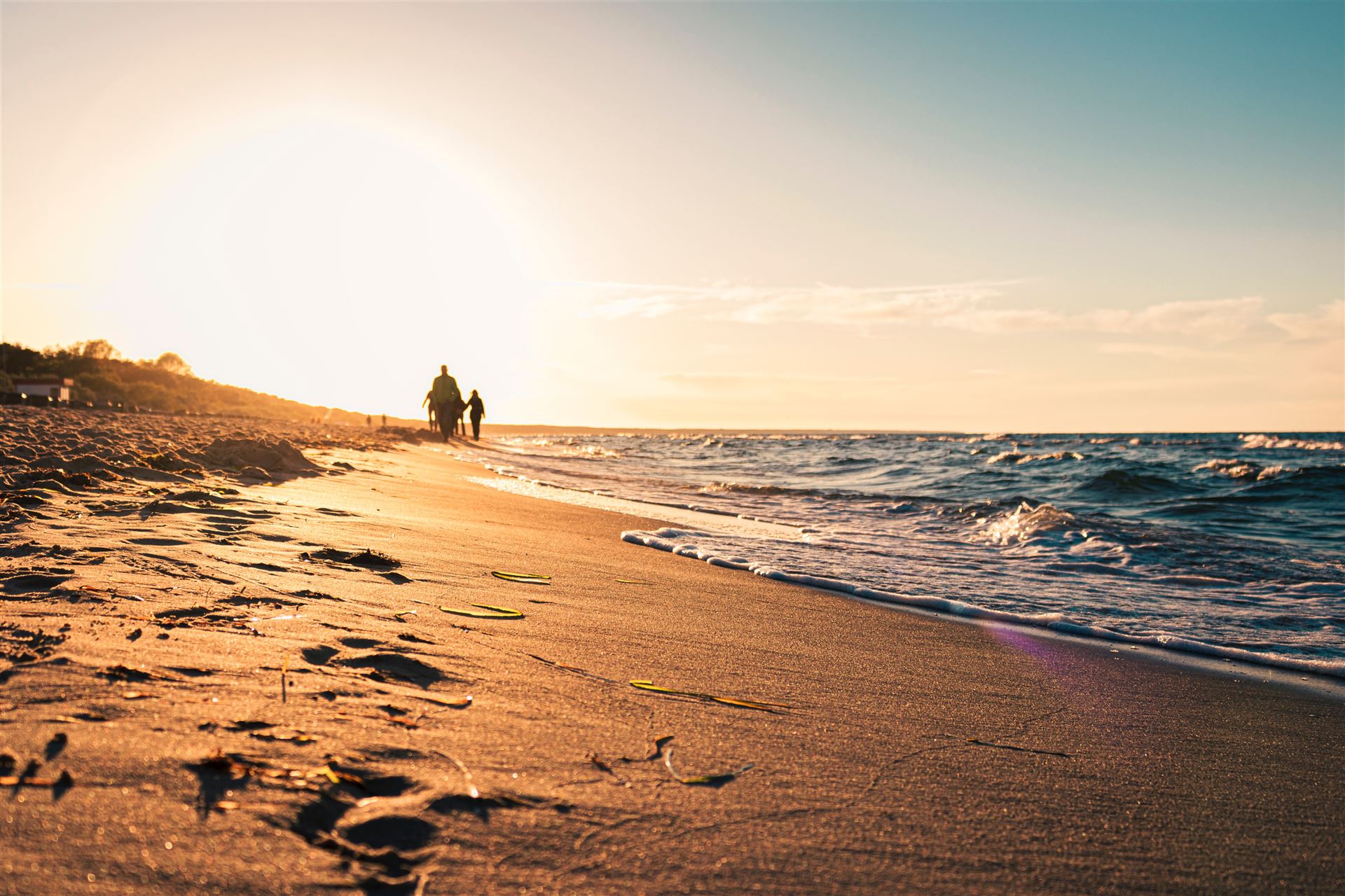 Untergehende Nachmittagssonne am Strand von Usedom an der Ostsee